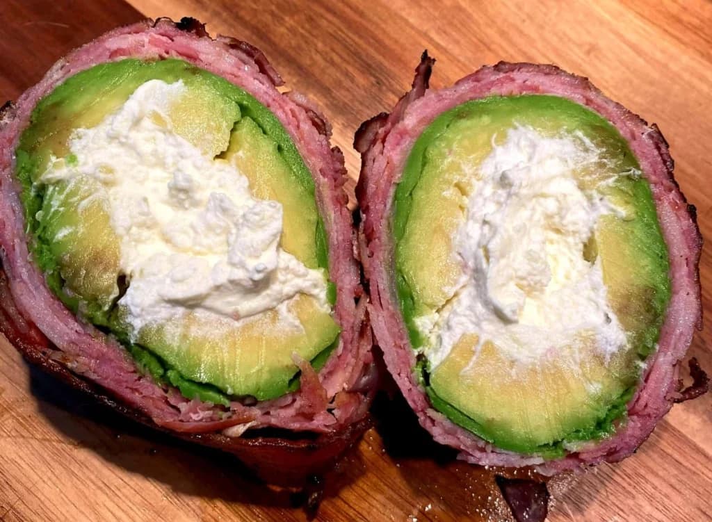 Avocat garni de Madame Loïc, bardé de bacon, cuit au barbecue