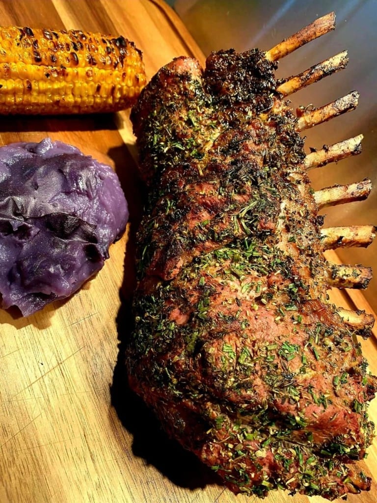 Carré d’agneau aux herbes sèches, maïs grillé et purée de pommes de terre vitelotte