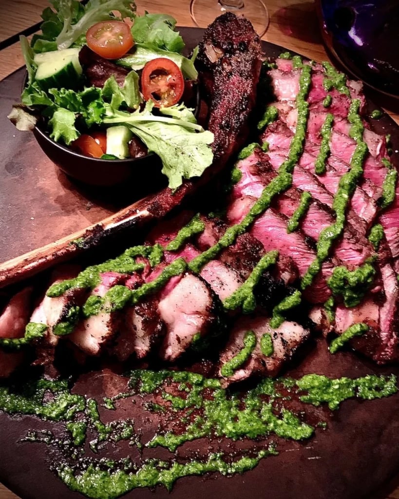 Tomahawk tranché, sauce chimichurri et salade